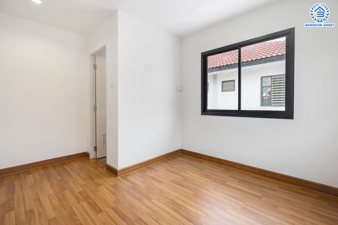 บ้านมือสองตกแต่งใหม่ ม.พระปิ่น2 ติดถนนบรมราชชนนี ทาวน์เฮ้าส์หลังใหญ่ เนื้อที่ 30 ตร.ว. ฟังก์ชัน 2 ห้องนอน 2 ห้องน้ำ จอดรถได้ 1 คัน บนทำเลศักยภาพ เชื่อมต่อหลายเส้นทาง ใกล้เซ็นทรัลปิ่นเกล้า ม.มหิดล , ทางด่วน "กาญจนาภิเษก"